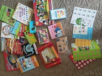 Hracky, divadelko,prac. sesity, omalovánky, knihy