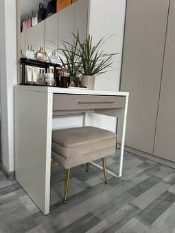 Set nábytku - stůl, regál, osvětlená police