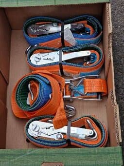 Upínací popruhy pro přepravu auta.