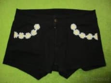 Černé šortky s kopretinami, zn. HM