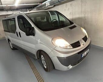 Camper, automat, postel a možností kuchyňky