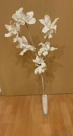 Váza s kytkou a kamínk