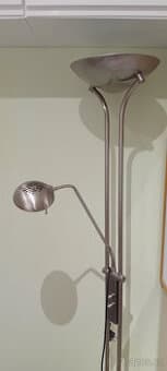 Stojací lampa stříbrná