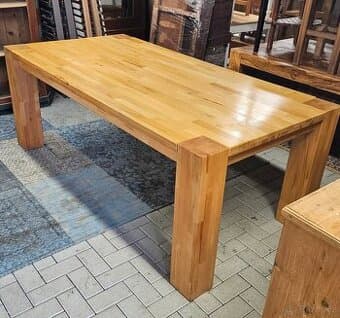 stůl z masivního dubu s robustním čtvercovým podnožím.