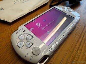 Sony PSP-3004 White + orig. nabíječka + pouzdro + 32GB karta