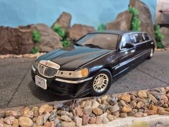 Prodám model limuzíny 1:18 Lincoln Car town 2000