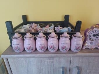 Růžový porcelán, kořenky,sloni,hodiny