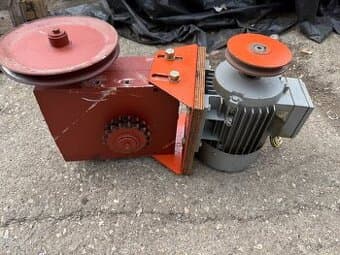 Převodovka s motorem.