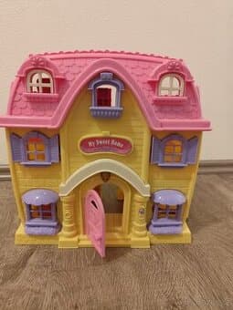 Skládací rodinný domeček pro panenky s nábytkem a figurkami