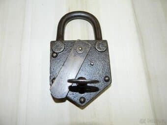 Prodám starý visací zámek.