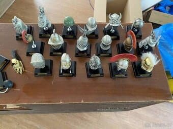 Sběratelské miniatury historických přileb (8 kusů)