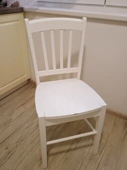 Bílá dřevěná jídelní židle