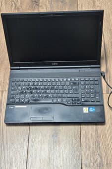 Notebook Fujitsu Lifebook AH532 / 4GB / 750 GB / W10 Pro