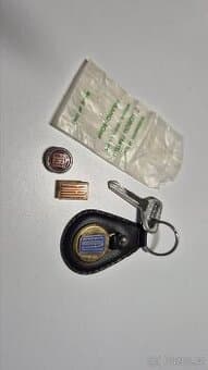 Original klíč Fiat 600 s klíčenkou a 2 odznaky