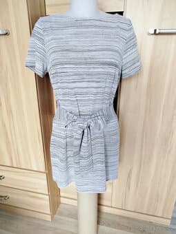 šedobílé, jemně proužkované šaty