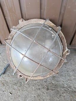 Staré industriální litinové světlo