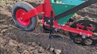 Sazeč cibule a česneku