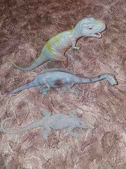 plastové figurky dinosaurů