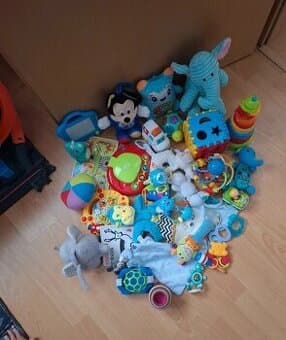 Mix hraček od O-24 měsíců