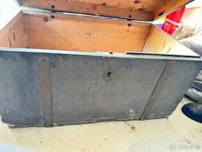 Stary dreveny lodni kufr