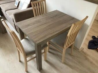 Prodám jídelní stůl a čtyři židle