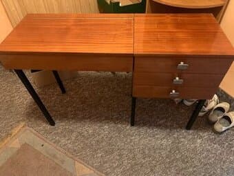 Prodám stolek se zrcadlem