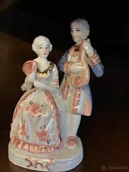 porcelánová soška dáma a hudebník