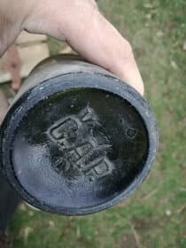 staré lahve a etikety od nápojů