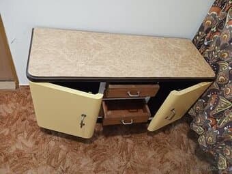 KOMODA 40-50. LÉTA, z materiálu DŘEVO MASIV