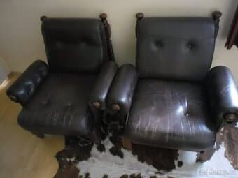 KŘESLA ZE SILNÉ KŮŽE