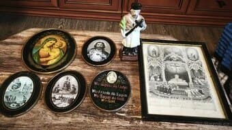 Staré svaté obrázky a soška.