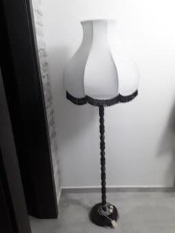 Stojící lampa s látkovým bílým stínidlem