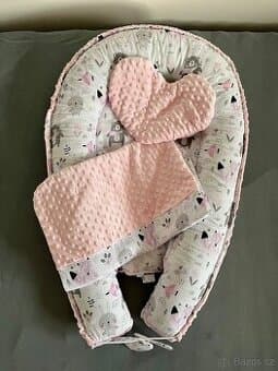 Růžové hnízdečko s polštářkem a peřinkou Minky