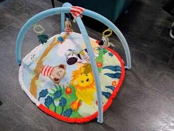 Dětská hrací deka s hrazdičkou