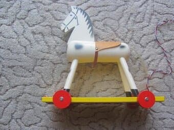 dřevěný koník rezervováno