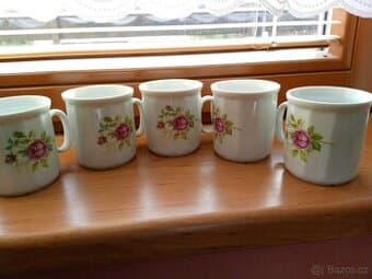 Prodám 6 ks hrnků s růžičkami