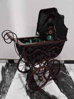 Starožitný kočárek pro panenky