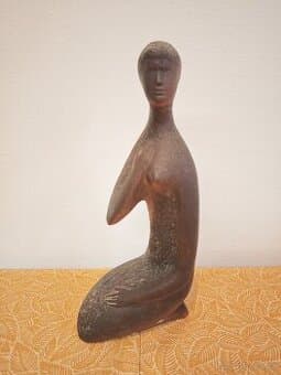 Keramická soška - Sedící žena - plastika akt