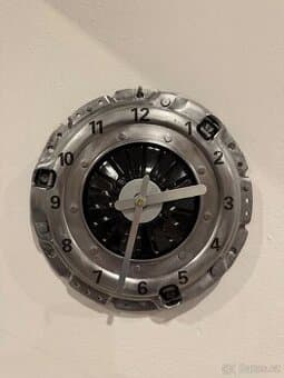 Nástěnné hodiny z přítlačáku