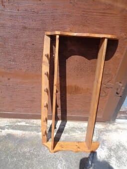 dřevěné okrasné/vyřezávané police pro chalupu či chatu