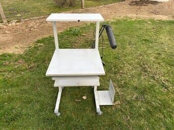 Stolek pod počítač