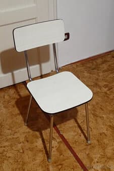 Bílá umakartová židle