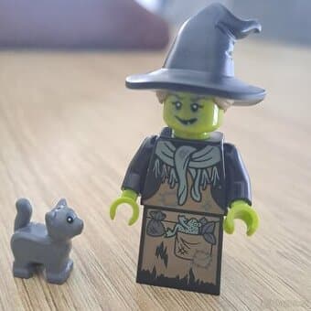 Lego figurka čarodějnice s kotětem
