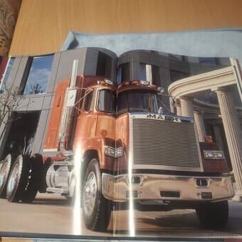 „Supertrucks“ – velká kniha o nákladních autech – pěkný stav