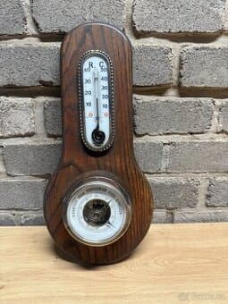 Starý dřevěný barometr s teploměrem