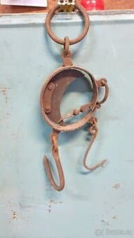 Prodám staré závěsné váhy.