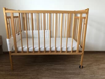 Dřevěná postýlka