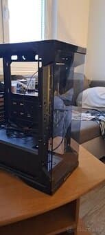 PC skříň prosklená