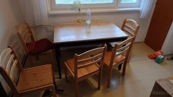 Stůl se 5 židlemi masiv