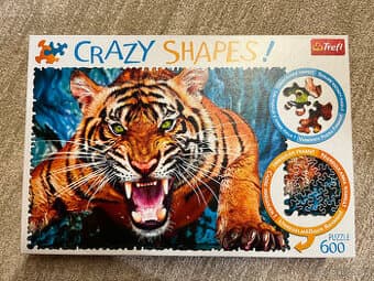 Puzzle - Crazy shapes Trefl Útok tygra - 600 dílků
